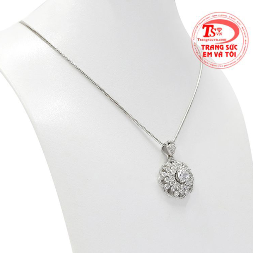 Bộ sản phẩm là sự kết hợp của mặt dây kim cương thiên nhiên và dây chuyền vàng trắng toát lên phong thái quý cô cho phái đẹp.