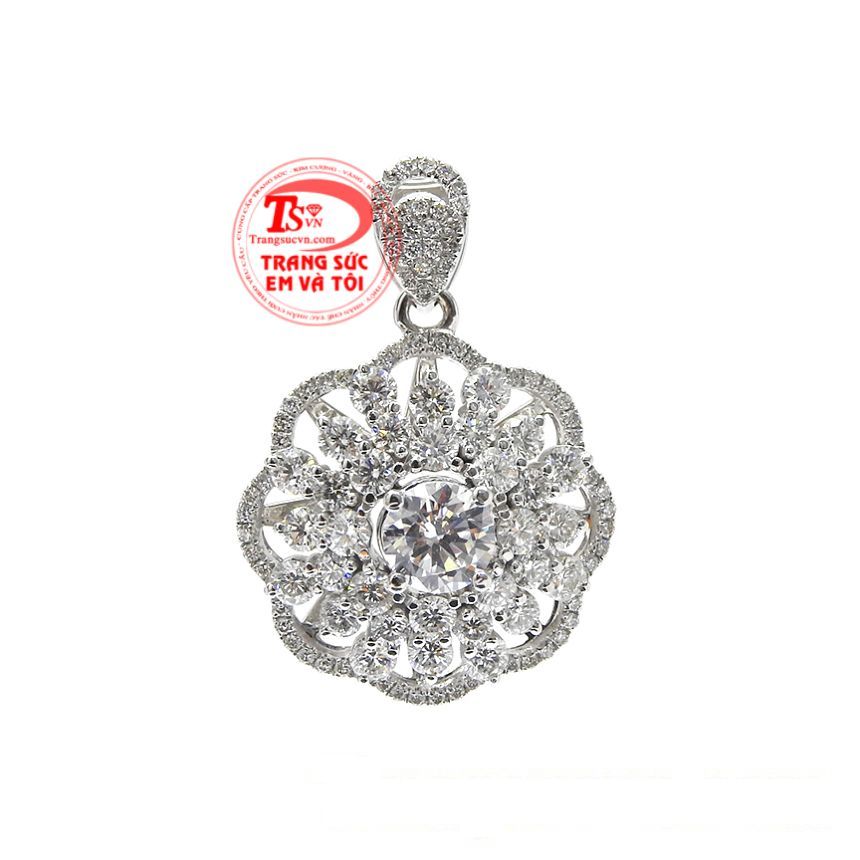 Mặt dây kim cương hoa lệ được thiết kế đầy tinh xảo từ những viên kim cương lấp lánh giúp cho phái đẹp nổi bật trước đám đông. 