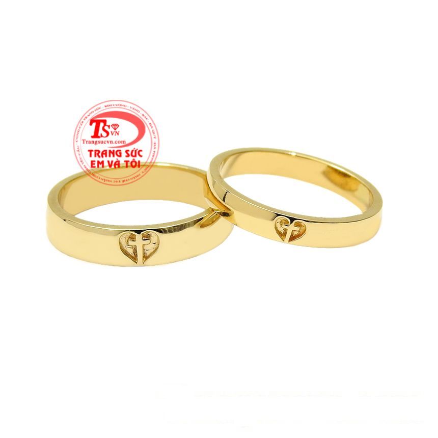 Nhẫn cưới thánh giá tình yêu được chế tác tinh tế từ vàng 18k chất lượng, sáng bóng.