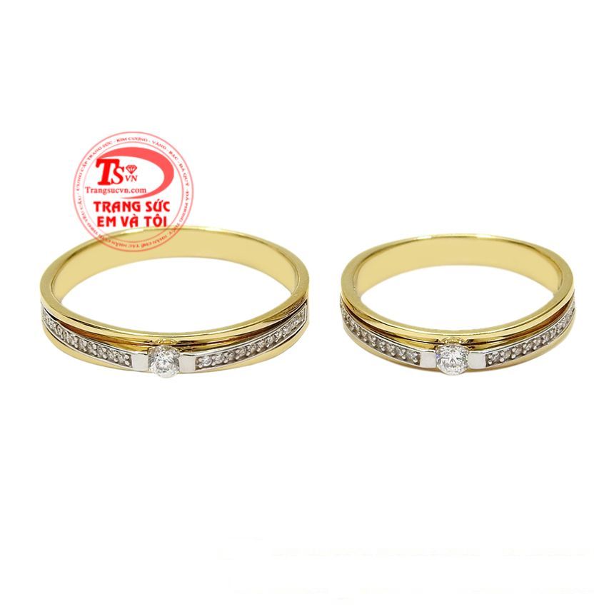 Nhẫn cưới thường được thiết kế hình vòng tròn tượng trưng cho sự bất diệt, hôn nhân bền vững. 
