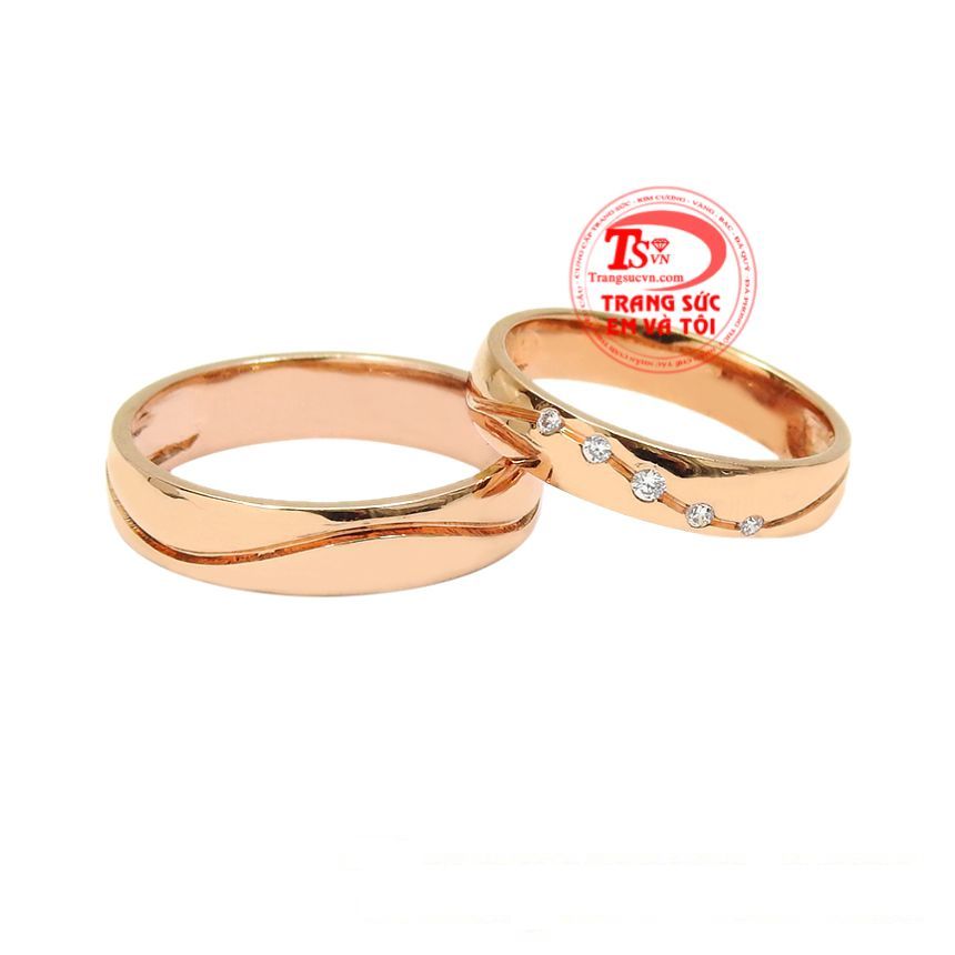 Nhẫn cưới vàng hồng chung thủy được chế tác tinh tế, hợp với xu hướng.