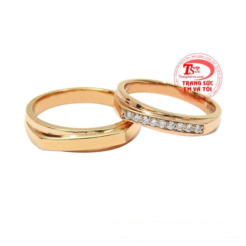 Nhẫn cưới vàng hồng yêu thương là sản phẩm mới được chế tác độc đáo mang đến vẻ cá tính cho người đeo.