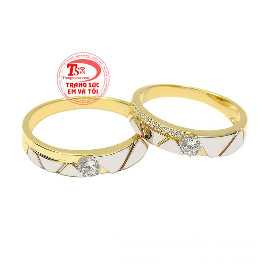 Nhẫn cưới vàng tình yêu viên mãn được chế tác đầy tinh xảo và thời trang. 