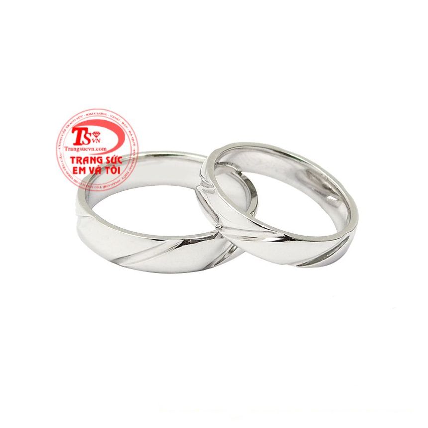 Nhẫn cưới vàng trắng viên mãn thiết kế đơn giản, sang trọng và tinh tế. 