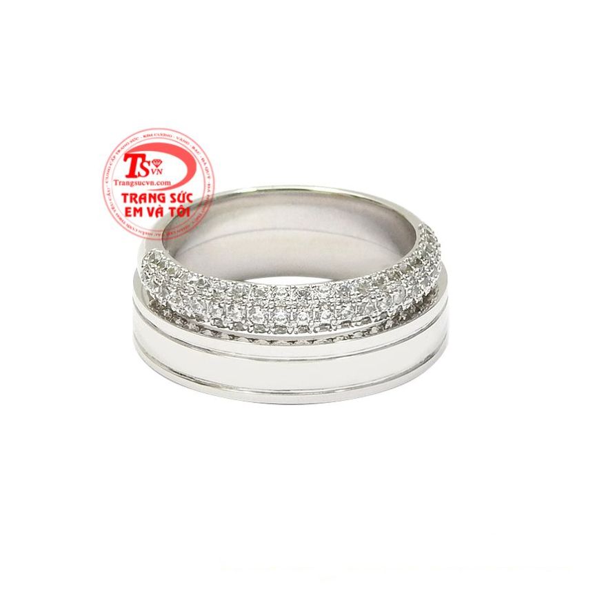 Sự kết hợp vàng trắng cùng những viên đá cz nhỏ mang tới đôi nhẫn cưới hoàn hảo cho lễ cưới của bạn. 