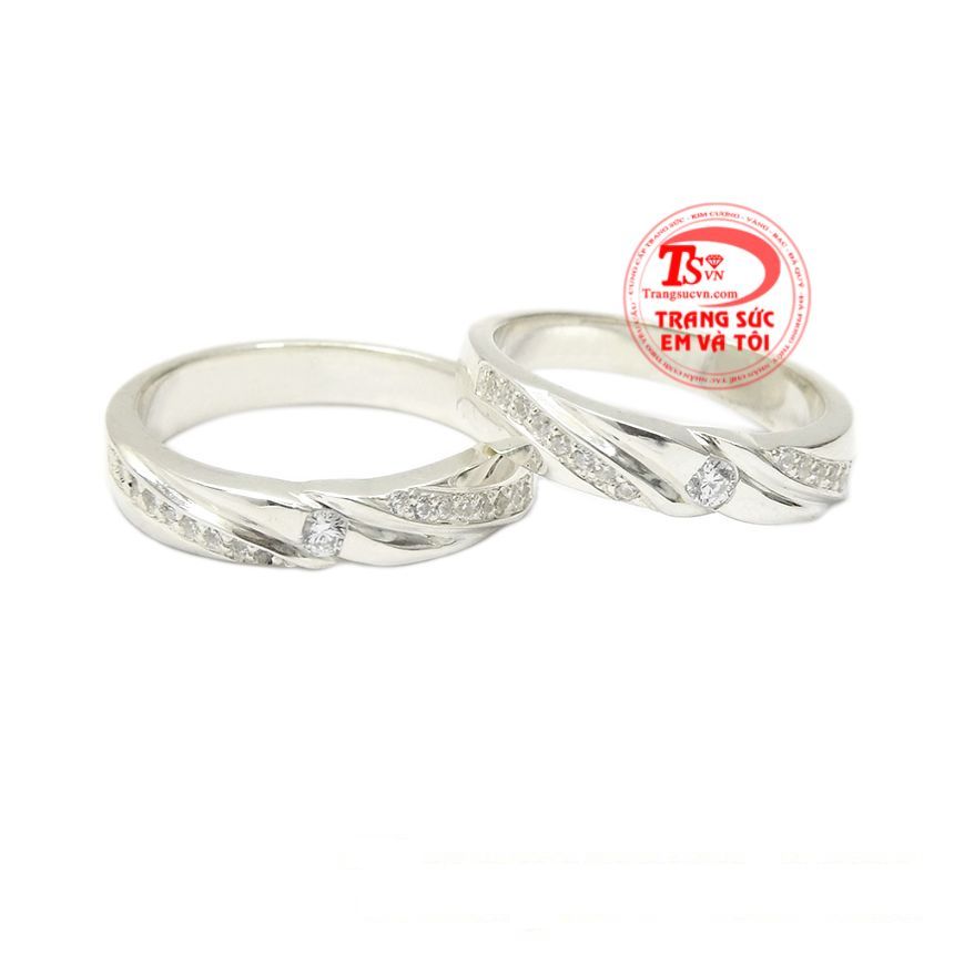 Nhẫn đôi bạc hạnh phúc được chế tác tinh xảo từ bạc 92.5 chất lượng.
