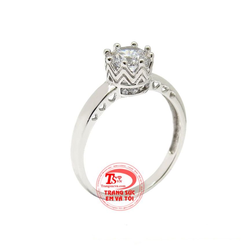 Nhẫn vàng trắng quý cô được chế tác như hình vương miện thể hiện đẳng cấp và sang trọng của người dùng. 