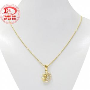 Bộ mặt ánh trăng tình yêu là sự kết hợp giữa mặt dây chuyền ánh trăng và dây chuyền vàng mang đến vẻ đẹp tinh khôi cho phái đẹp.