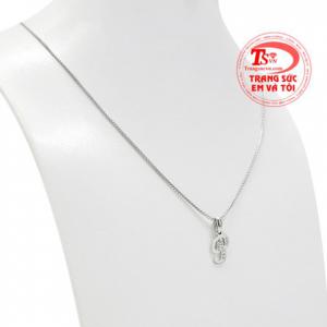 Mặt dây chữ đang là xu hướng mẫu trang sức hiện nay và không bao giờ bị lỗi mốt.