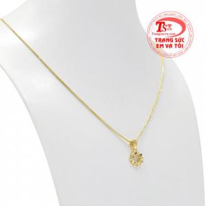 Trang sức vàng màu từ lâu đã quá quen thuộc và cũng rất dễ dàng để đeo.