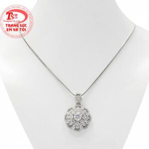 Bộ mặt dây kim cương sang trọng mang đến vẻ đẹp quý phái và kiêu sa đến cho người đeo.