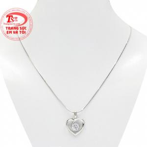 Bộ mặt dây nữ trái tim là sự kết hợp hoàn mỹ của mặt trái tim yêu thương và dây chuyền vàng trắng nhập khẩu chất lượng.