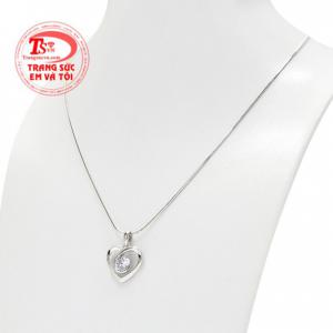 Khi đeo bộ mặt dây này nữ giới có thể thỏa sức phối với nhiểu kiểu trang phục, tự tin thể hiện cá tính. 