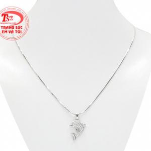 Bộ mặt dây vàng trắng cá heo là sự kết hợp của mặt dây cá heo dễ thương và dây chuyền vàng trắng chất lượng. 
