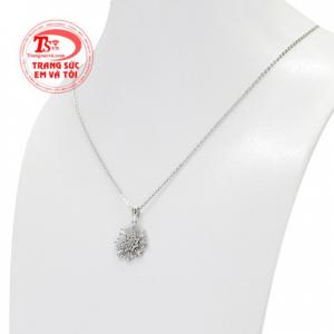 Bộ sản phẩm mang đến vẻ trẻ trung, tôn lên nét rạng ngời của khuôn mặt người đeo. 