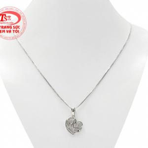 Bộ mặt dây vàng trắng mẹ yêu là sự kết hợp đầy tinh tế giữa mặt dây nhập khẩu Korea và dây chuyền vàng trắng chất lượng.