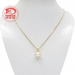 Bộ mặt ngọc trai kiêu sa là sự kết hợp hoàn mỹ giữa mặt dây ngọc trai óng ánh và dây chuyền vàng chất lượng.
