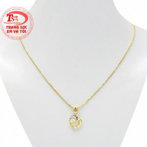 Bộ mặt trái tim đong đầy là sự kết hợp giữa mặt dây chuyền trái tim và dây chuyền vàng thanh mảnh tạo vẻ thời trang, trẻ trung cho nữ giới. 