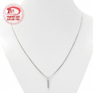 Bộ mặt vàng trắng duyên dáng là sự kết hợp giữa mặt dây chuyền cá tính và dây chuyền vàng trắng.