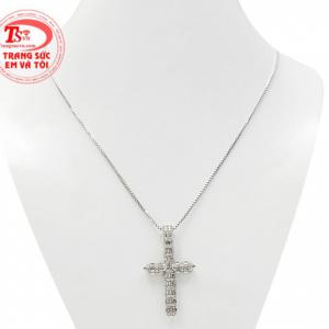 Bộ thánh giá vàng trắng bình an là sự kết hợp giữa mặt dây thánh giá độc đáo và dây chuyền vàng trắng tinh tế.