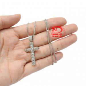 Bộ dây chuyền vừa là món trang sức trang mà còn là vật phẩm tín ngưỡng không thể thiếu với người theo đạo công giáo