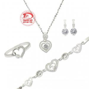 Sản phẩm chế tác từ chất liệu bạc 92.5 bền đẹp và an toàn với người sử dụng.