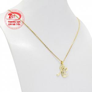  Thiết kế đơn giản nhưng ấn tượng giúp người đeo trở nên nổi bật.