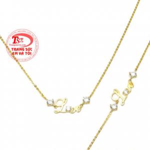 Bộ trang sức chữ Love là sự kết hợp của dây chuyền vàng và lắc tay vàng tây.