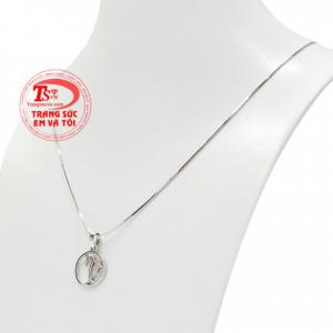 Trang sức chữ đang là xu hướng được rất nhiều các chị em lựa chọn. 