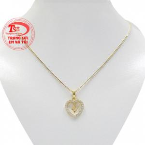 Bộ trang sức chữ V tinh tế vừa dịu dàng, vừa nữ tính. 