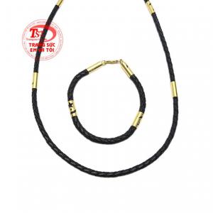 Bộ trang sức dây da bọc vàng gồm dây đeo cổ và lắc tay.