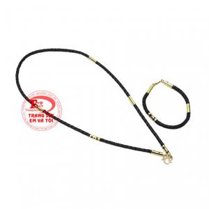 Sản phẩm nổi bật với chất liệu dây da cùng vàng tây 10k sáng bóng.
