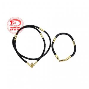Thiết kế nam tính, mạnh mẽ và độc đáo mang tới cho người dùng bộ trang sức mới lạ.
