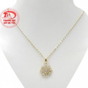 Bộ trang sức hoa tuyết diệu kỳ với kiểu dáng tinh tế, trang nhã và nữ tính. 