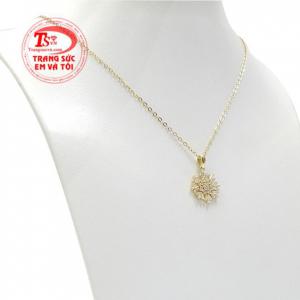 Với điểm nhấn là mặt dây bông tuyết gắn đá cz lấp lánh, tỏa sáng. 