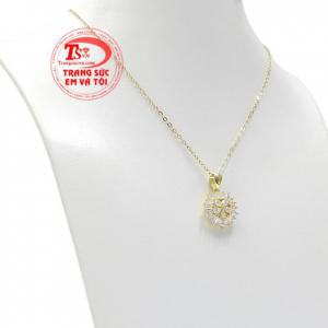 Những viên đá bắt sáng giúp sản phẩm càng trở nên cuốn hút hơn. 