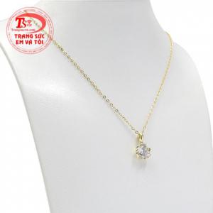 Sản phẩm chế tác từ vàng tây 10k bền đẹp và sáng bóng. 