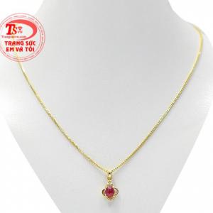Bộ trang sức ruby nhỏ xinh được kết hợp từ vàng tây và mặt dây vàng gắn đá quý tạo nên bộ trang sức sang trọng và tinh tế
