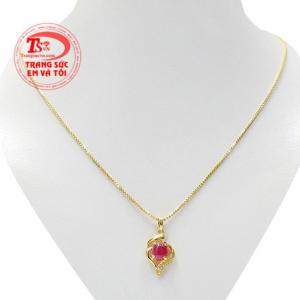 Bộ trang sức ruby tinh tế được chế tác với kiểu dáng sang trọng giúp tôn lên vẻ đẹp của người phụ nữ