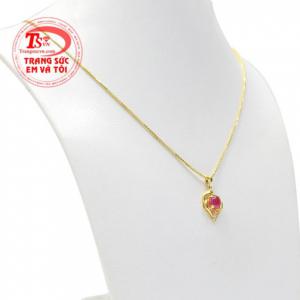 Sản phẩm kết hợp cùng đá ruby tự nhiên không chỉ nâng tầm đẳng cấp người dùng mà còn mang đến sự may mắn và thịnh vượng.