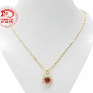 Bộ trang sức ruby tỏa sáng được kết hợp vàng tây và đá ruby.
