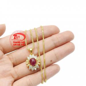 Bộ trang sức ruby tỏa sáng là lá bùa hộ mệnh may mắn cho người mệnh hỏa và mệnh thổ.