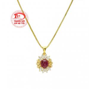 Không chỉ làm trang sức mà đá ruby còn có tác dụng trọng phong thủy, mang đến tài lộc.