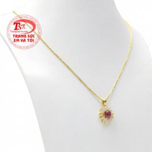 Với thiết kế sang trọng, kiểu dáng thời trang giúp cho người đeo càng trở nên xinh đẹp hơn.