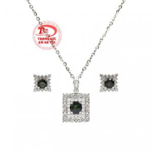 Bộ trang sức sapphire ấn tượng mang tới cho phái đẹp bộ nữ trang vừa sang trọng, vừa kiêu sa.