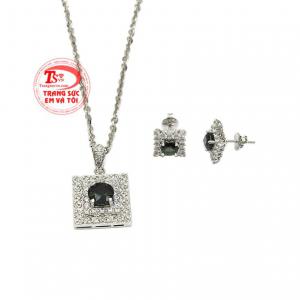 Trong phong thủy, đá sapphire là biểu tượng cho tình yêu, hôn nhân bền vững.