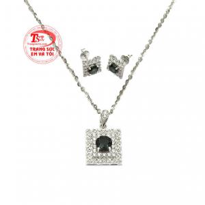 Bộ trang sức được kết hợp từ đá sapphire thiên nhiên và vàng trắng bền đẹp.