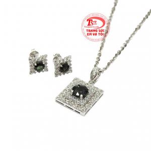 Chính vì vậy, họ thường dùng đá sapphire cho kỷ niệm 5 năm và 45 năm ngày cưới.