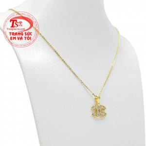 Với bộ trang sức phù hợp sẽ giúp phái nữ càng thêm xinh đẹp và quyến rũ hơn. 