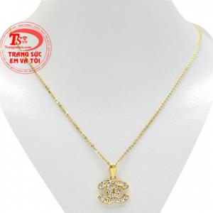 Bộ trang sức vàng ấn tượng mang tới nét trẻ trung và phong cách cho phái đẹp. 